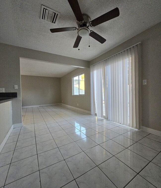 Building Photo - Stunning single story house single family.