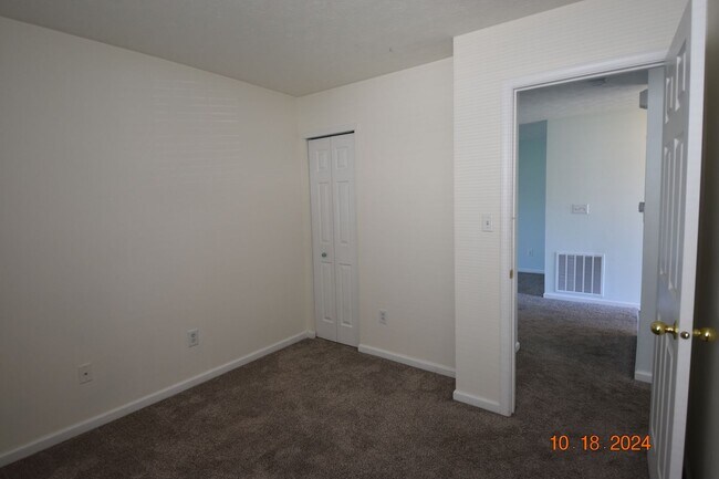 Building Photo - Three Bedroom Home in Greenfield