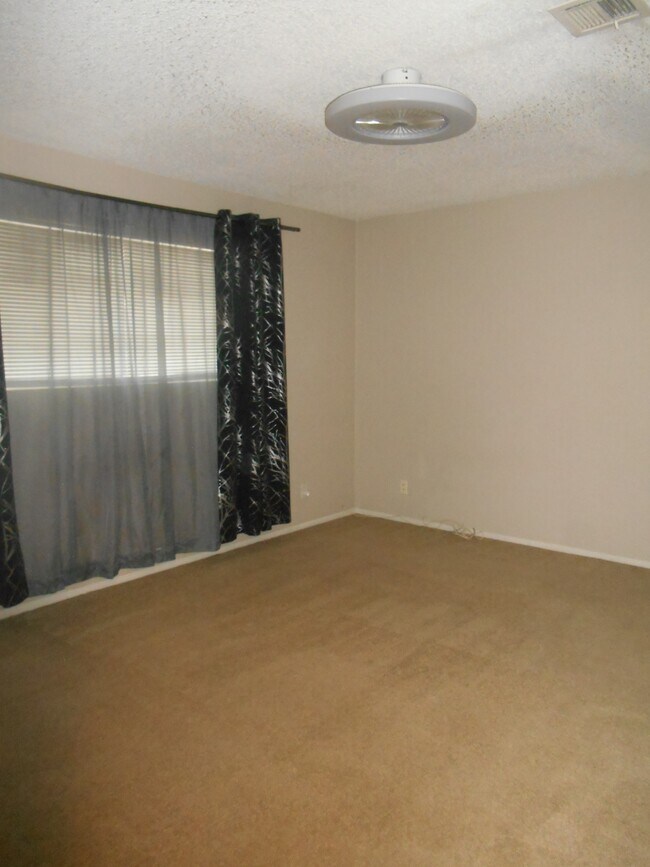 Building Photo - 898 Rhinegold Way