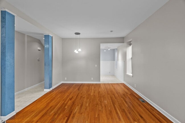Building Photo - Modern Spacious  2 Bed  and 1.5  Bath Cond...