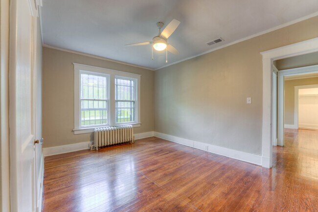 Building Photo - Updated 3 bed/1 bath - walk to Crosstown Concourse