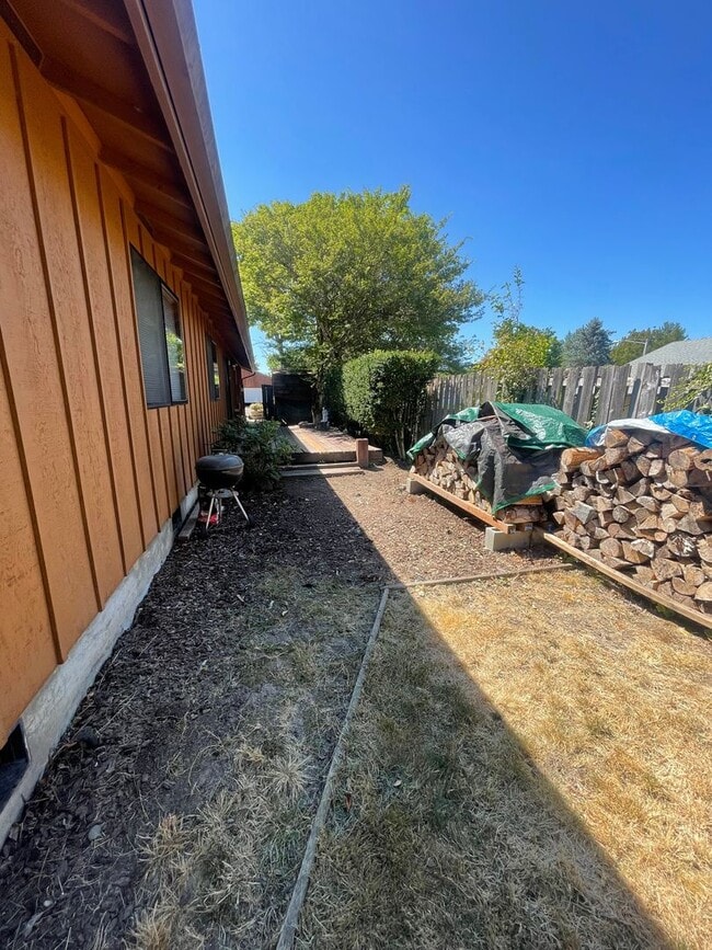 Building Photo - 3 Bedroom Home on Large Corner Lot!