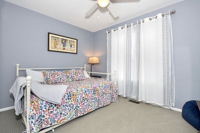 Building Photo - Spacious 2-Story with Mountain Views School District-20