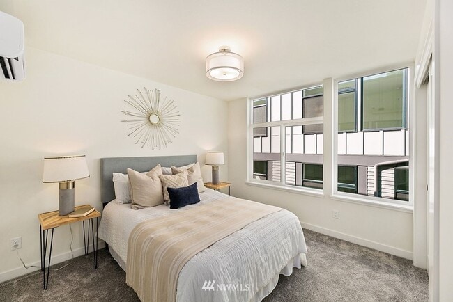 Building Photo - Beacon Hill - 2 Bedroom / 2 Bath Townhome