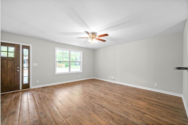 Building Photo - 3 Bedroom Home For Rent Near Historic Down...