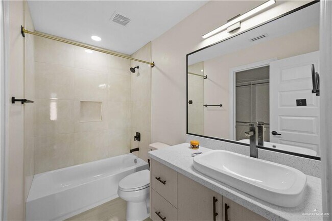 Building Photo - 16 San Pascual St