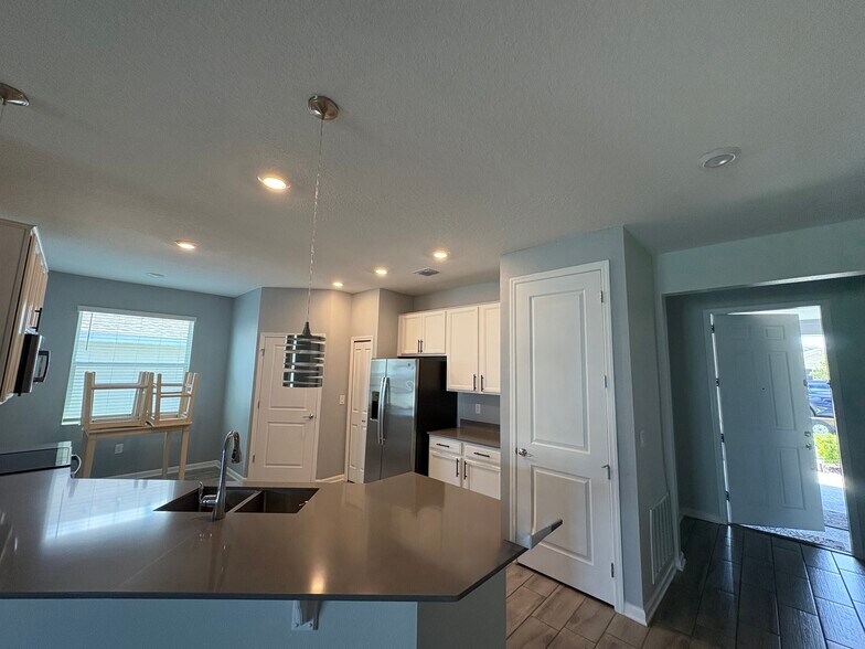 Building Photo - 1185 Saguaro St