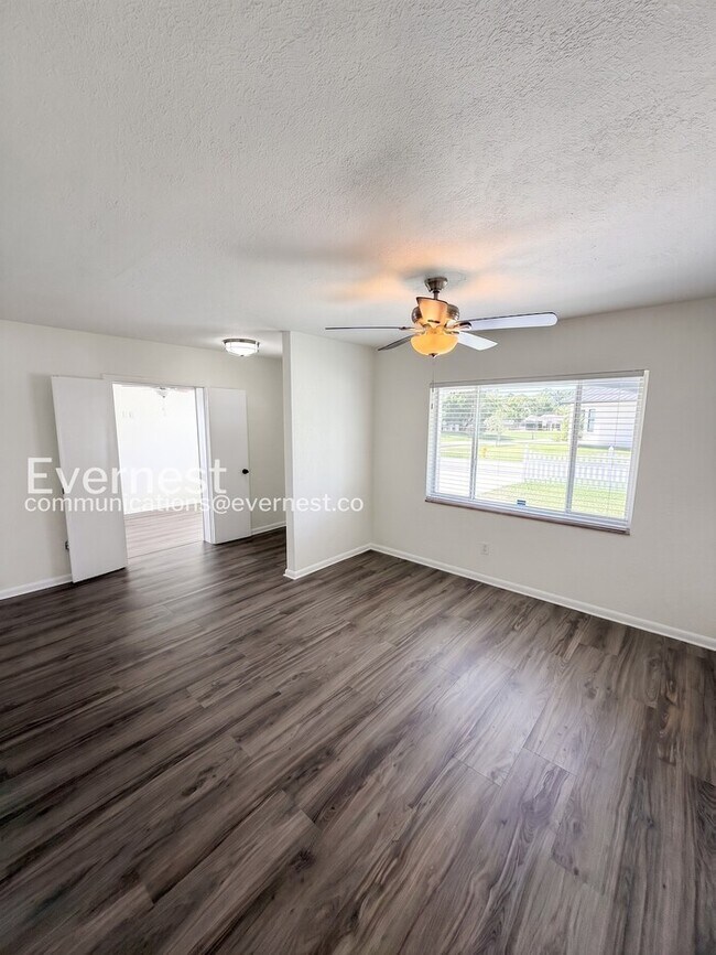 Building Photo - 4 Bed/2.5 Bath Home with Detached Garage / Available Now!