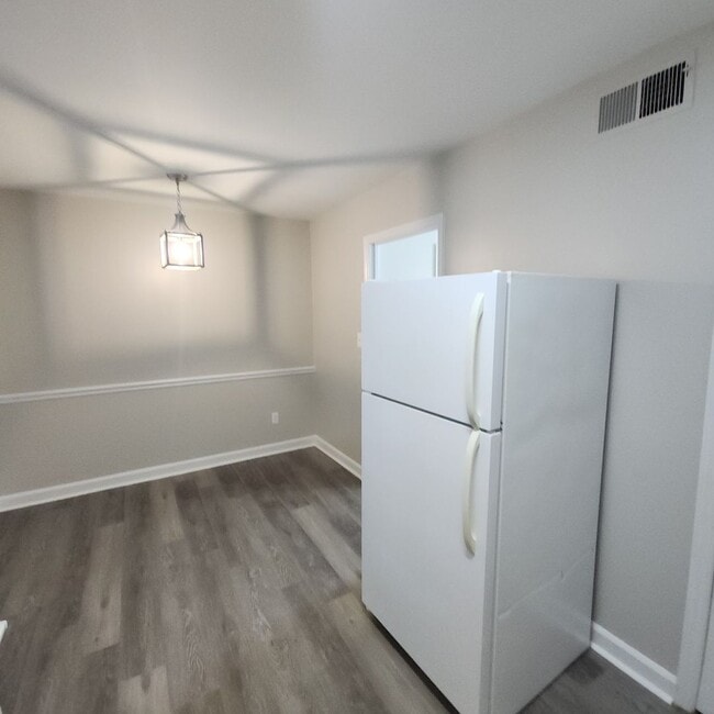 Building Photo - 2 Bedroom Townhouse Apartment FOR RENT in ...