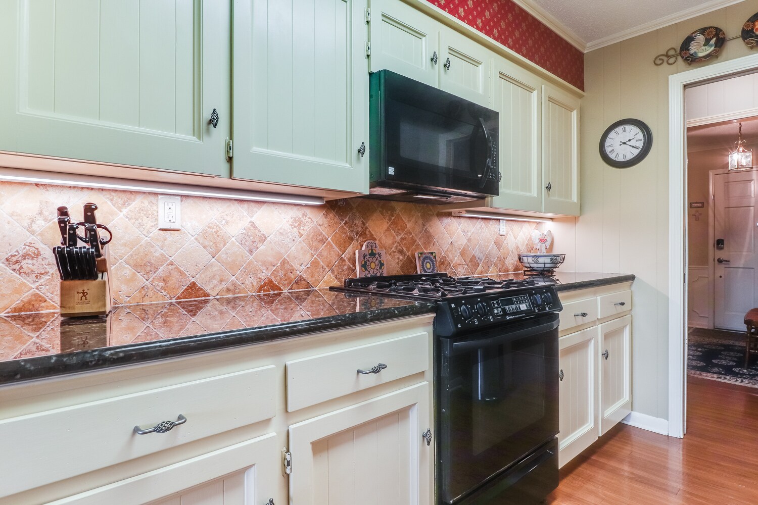 Kitchen - 412 Woodvale Ave