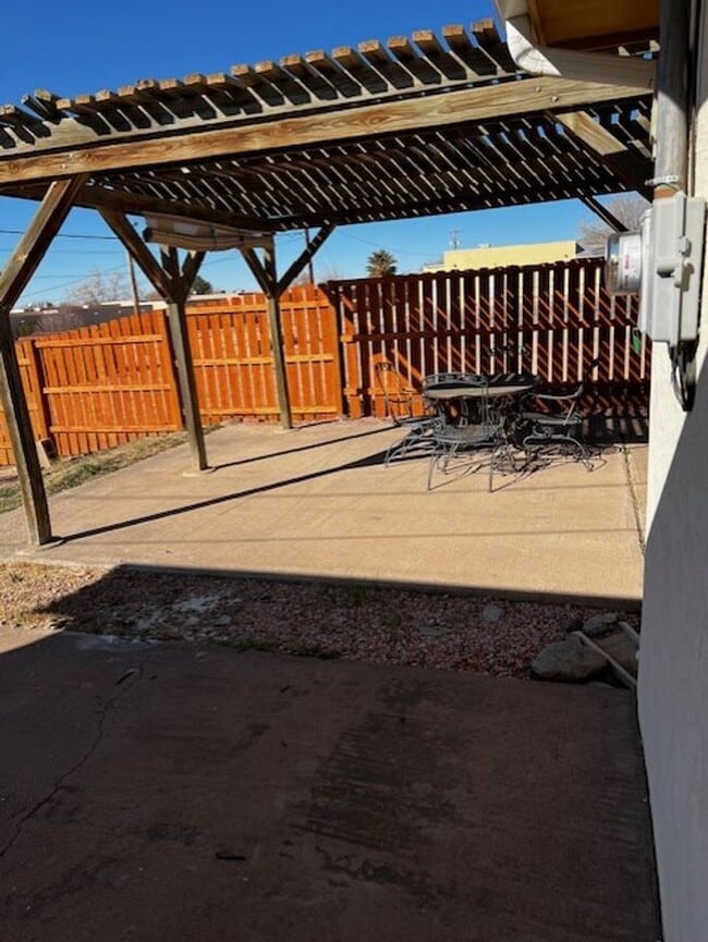 Building Photo - 3 Bedroom Comfort