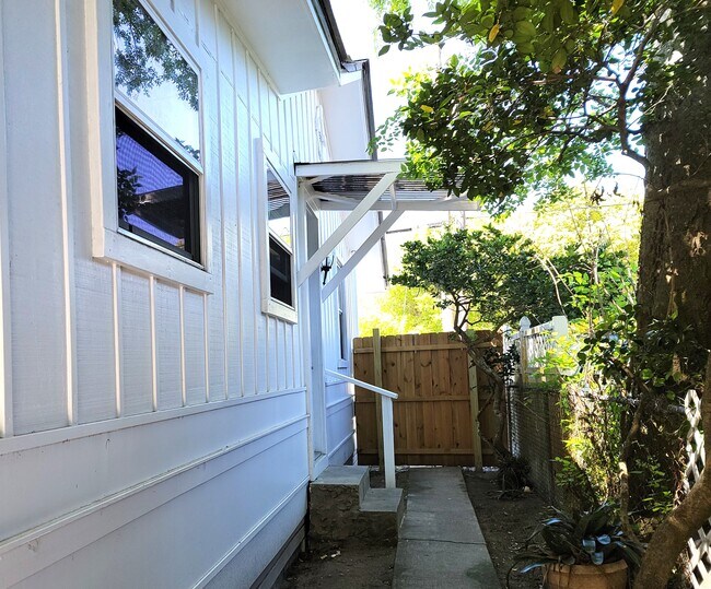 Building Photo - 408 S 11th St