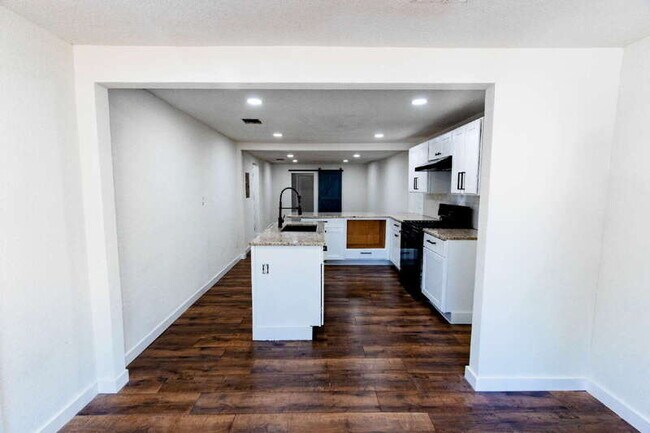 Building Photo - 146 Leroux St