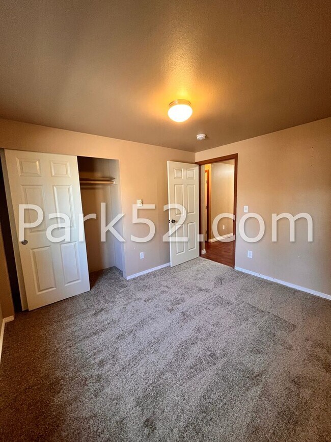 Building Photo - Puyallup Area 2 Bedroom 2nd Floor Apartment