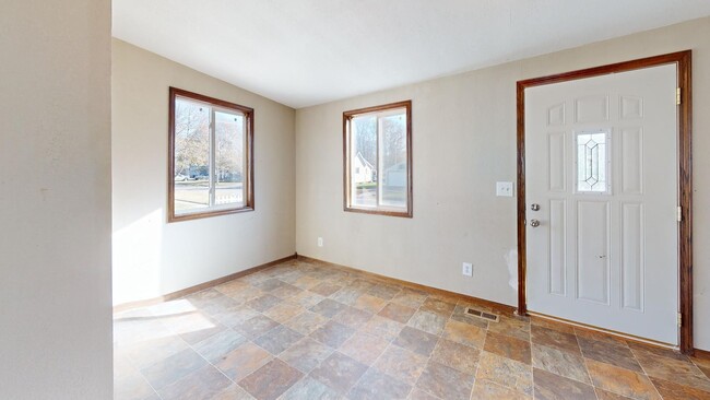 Building Photo - AVAILABLE DECEMBER 16th! Large 4 Bedroom H...