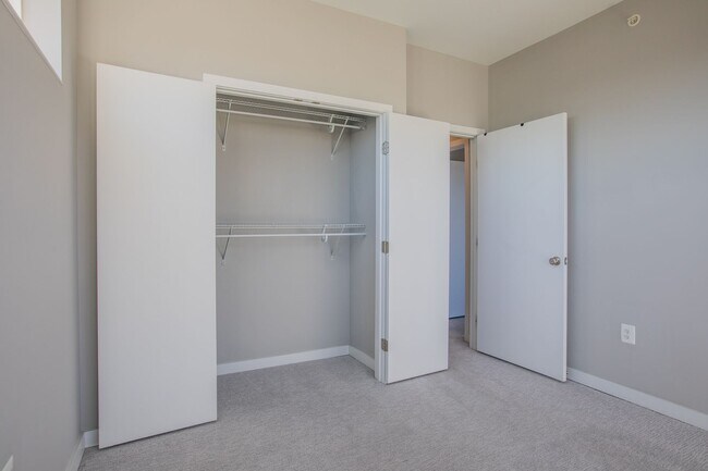 Building Photo - Gorgeous 4 BR/3.5 BA EOG Townhome in Silve...