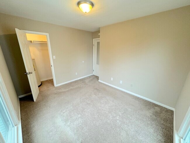 Building Photo - 1003 Green St