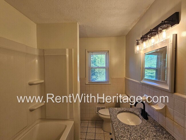 Building Photo - Amazing 4 Bedroom/ 2 Bath Home / Bonus Roo...