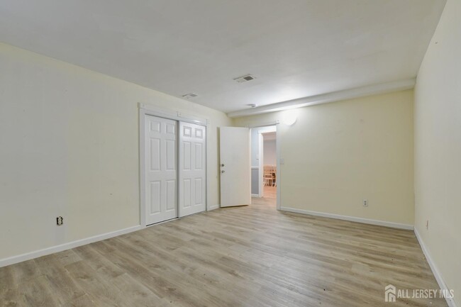 Building Photo - 382 College Dr