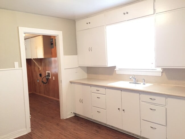 Building Photo - Pre-Leasing - Traditional Home in Tech Terrace near J&B Coffee!