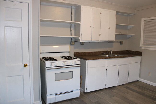 Building Photo - 2 bed, remodeled!