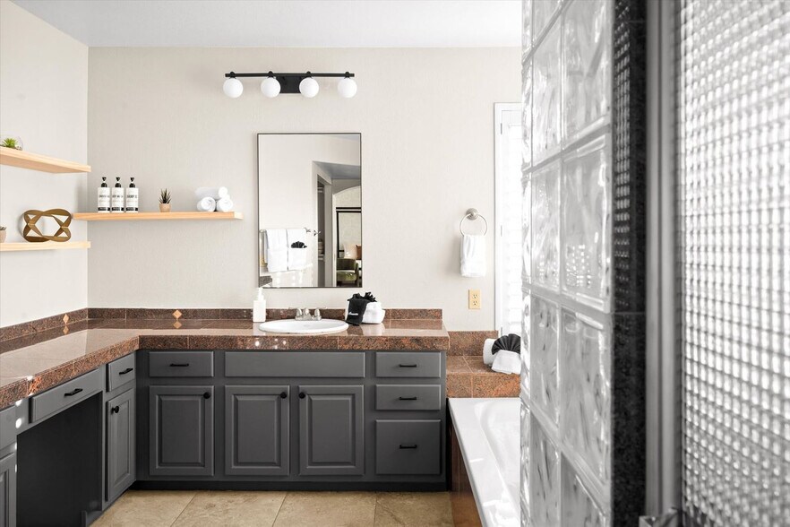 Building Photo - 5604 E Beverly Ln