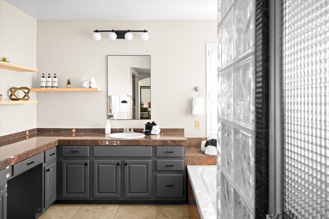 Building Photo - 5604 E Beverly Ln