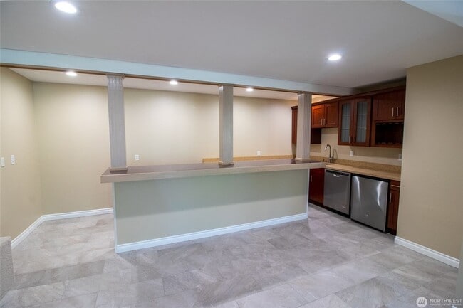 Building Photo - 4Bd/3.5Ba Bellevue Home