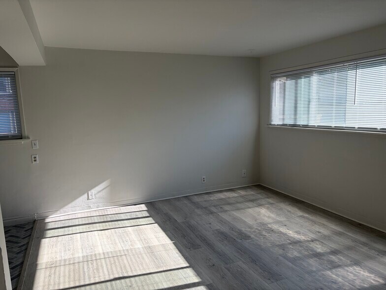 Building Photo - 5615 Phinney Ave N