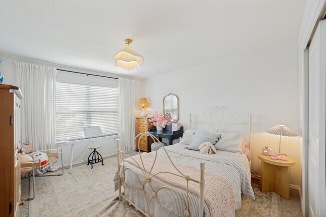 Building Photo - Beautiful 5-Bedroom Home in Riverstone at Westpointe