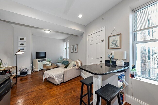 Building Photo - Space Meets Convenience