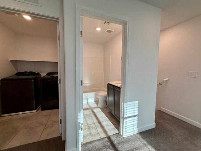 Building Photo - 3 BED 2.5 BATH 2 CAR GARAGE TOWNHOUSE IN CADENCE HENDERSON WITH LOFT