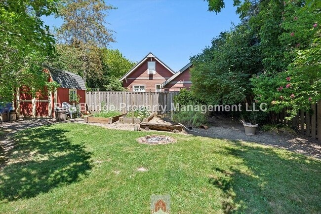 Building Photo - 1325 SE Nehalem St