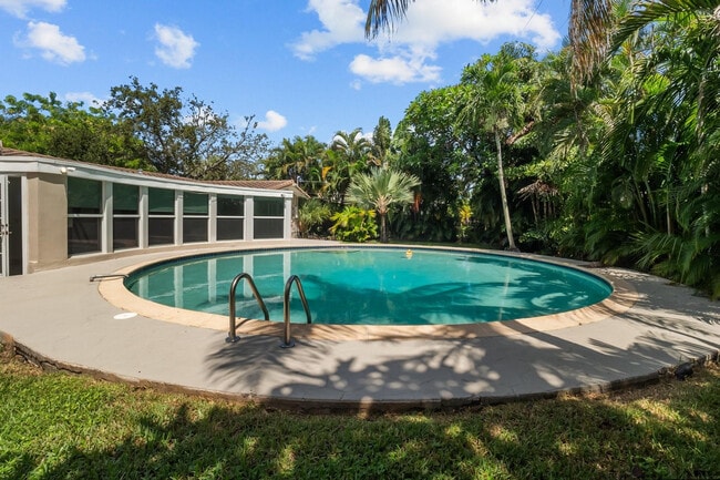 Building Photo - 2608 NE 12th St