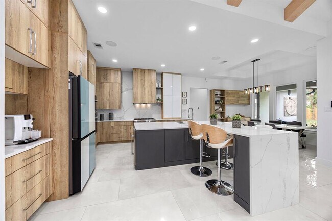 Building Photo - 32810 Oak Creek Dr