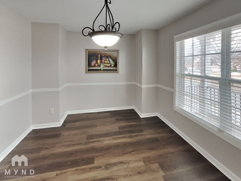 Building Photo - 6062 Park Bend Ave