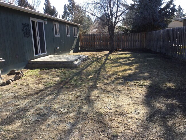 Building Photo - NE 3 Bdrm House, 2 Bath, New Carpet & Pain...