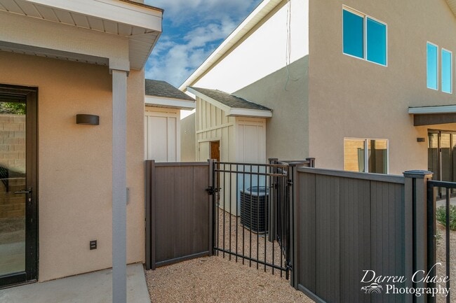 Building Photo - Beautiful!! End unit! 4 bedroom, 2.5 bathroom townhome in Hurricane!