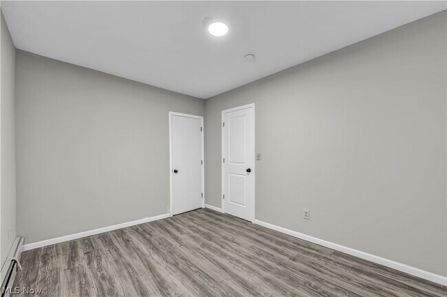Building Photo - 3010 Daisy Ave