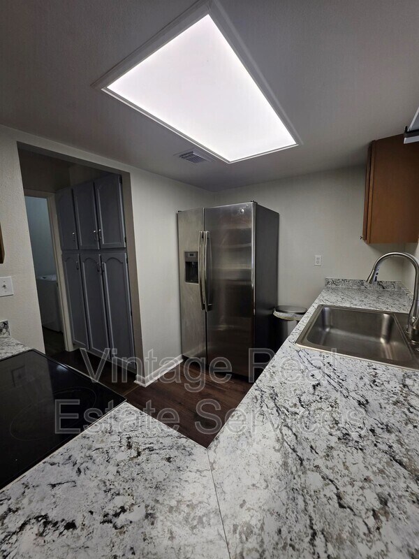 Building Photo - 851 Creekway Ct