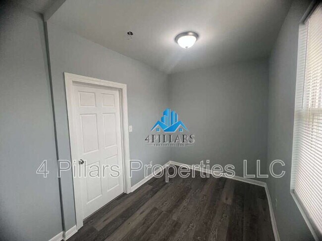 Building Photo - 3904 Deodar St