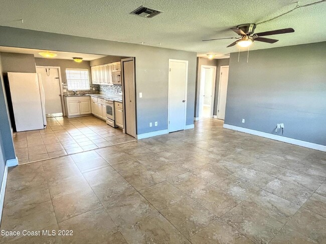 Building Photo - 2 bedroom 2 bathroom duplex available for rent