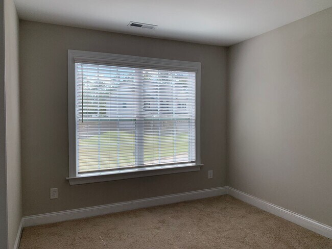 Building Photo - AMAZING LOCATION, Fantastic 4 Bed Home, in...