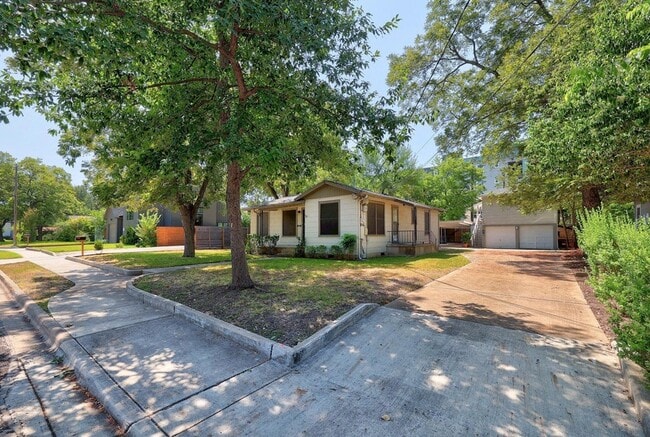 Building Photo - 1205 Palo Duro Rd