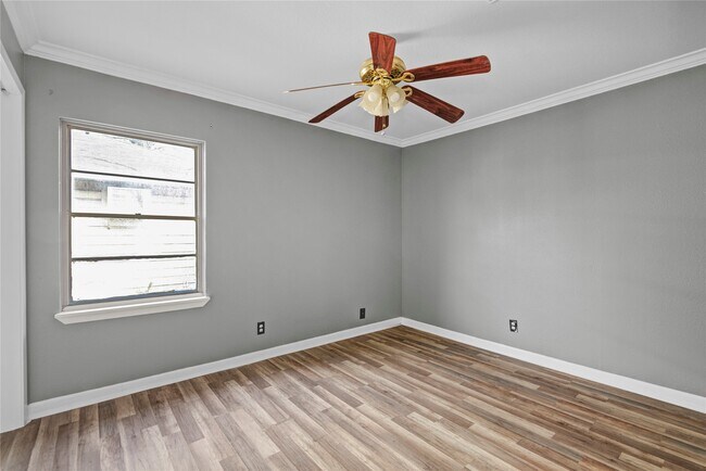 Building Photo - 8565 Ridgepoint Dr