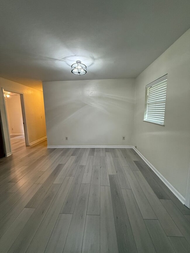 Building Photo - Completely Renovated!