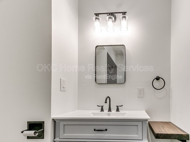 Building Photo - 1812 W Noble Ave