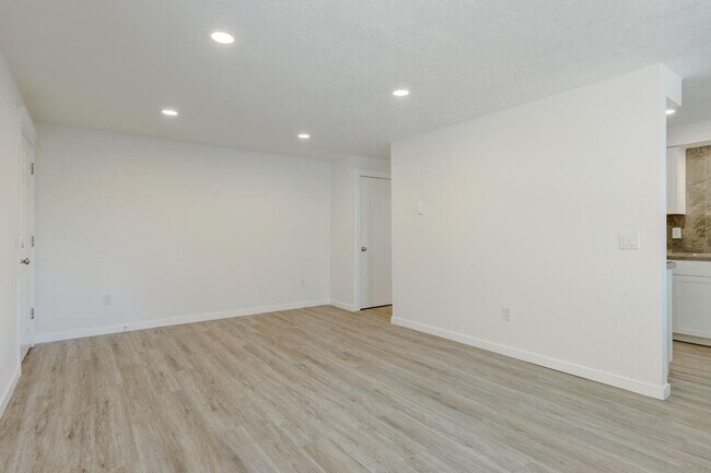 Building Photo - Newly Renovated Townhouse - Pet Friendly!!