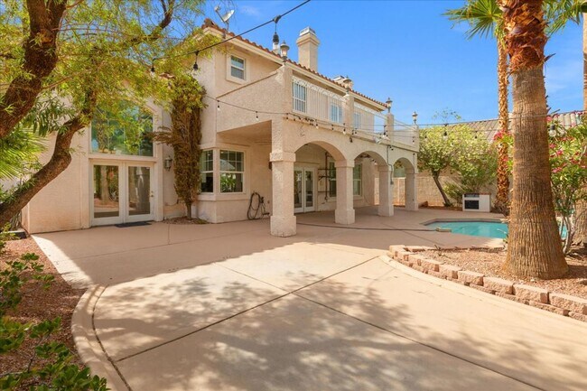 Building Photo - Expansive 4 Bedroom Home with a Pool and L...