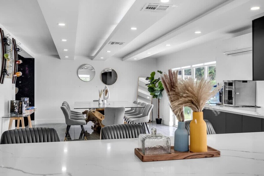 Building Photo - 1255 NE 199th St